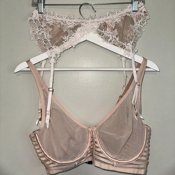 Classic nude and white lace bra and garter set - Picture 1 of 8